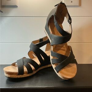 Adrienne Vittadini Black Strappy Sandals Size 10M